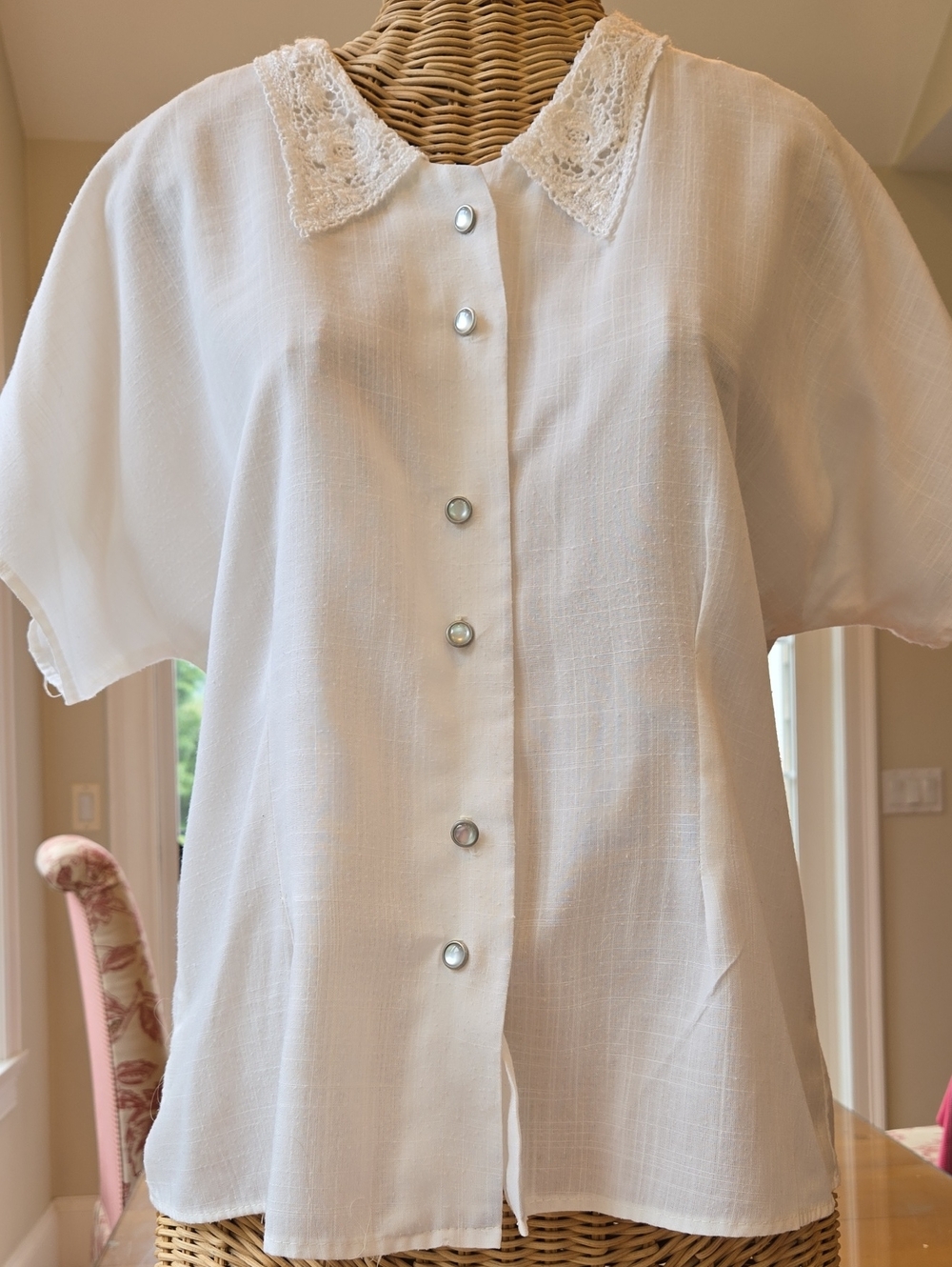 Vintage White Button-Front Blouse with Lace Collar